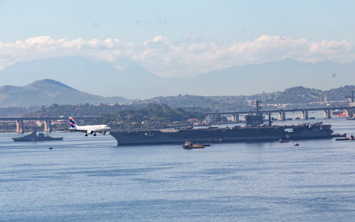 Porta-aviões nuclear USS \'Nimitz\' chega ao Rio