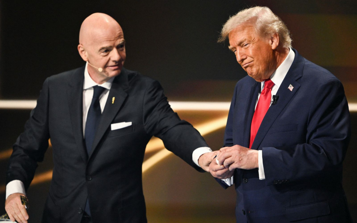 Donald Trump ao lado de presidente da Fifa, Gianni Infantino