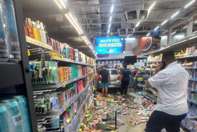 Motorista perde controle do carro e invade mercado em Paraíba do Sul