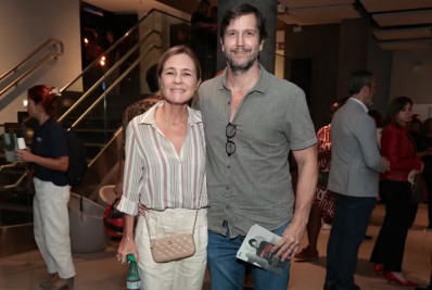 Discretos! Adriana Esteves e Vladimir Brichta fazem rara aparição em teatro carioca