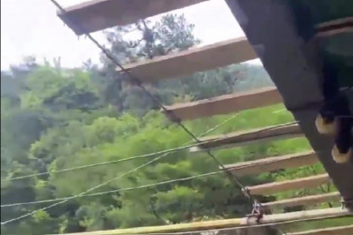 Vídeo: Menina de 16 anos morre ao cair de tirolesa na China