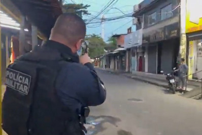 PM faz operação para retirada de barricadas na Cidade de Deus