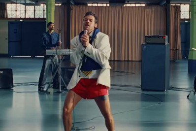 Harry Styles lança clipe de 'Dance No More' e impressiona com visual ousado
