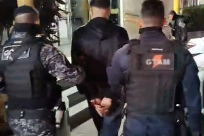 Guarda Municipal prende homem com cinco mandados de prisão em aberto na orla de Itaipuaçu