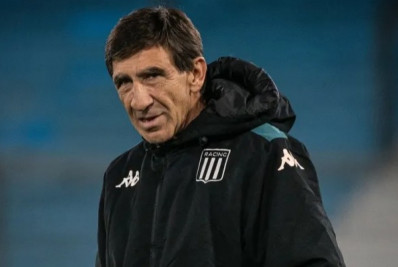 Treinador do Racing cita Neymar para criticar gramado do Nilton Santos: 'Não gosto'