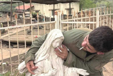 Soldado de Israel coloca cigarro na boca de estátua da Virgem Maria no Líbano