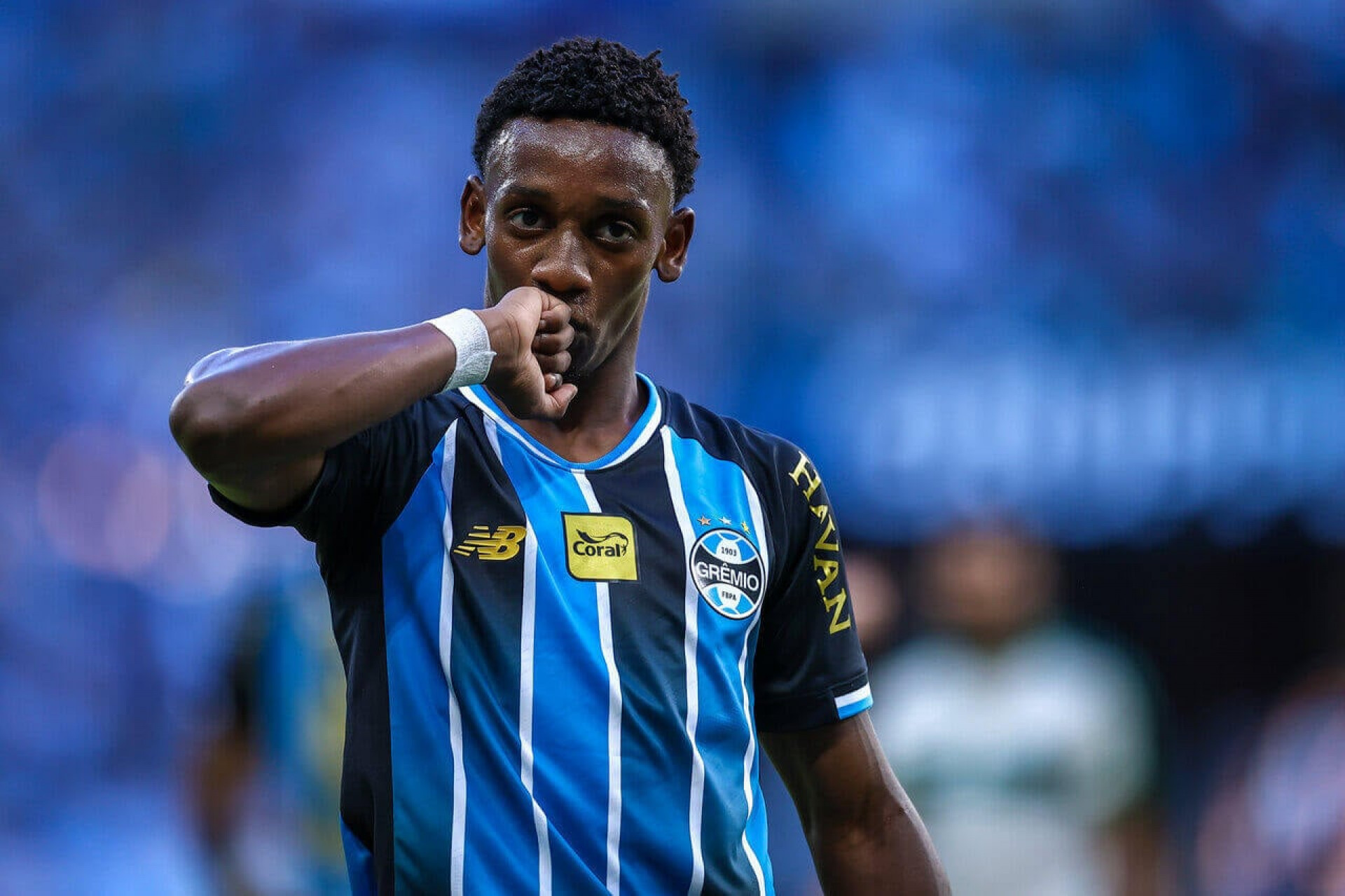 Gr&ecirc;mio encaminha renova&ccedil;&atilde;o de Gabriel Mec