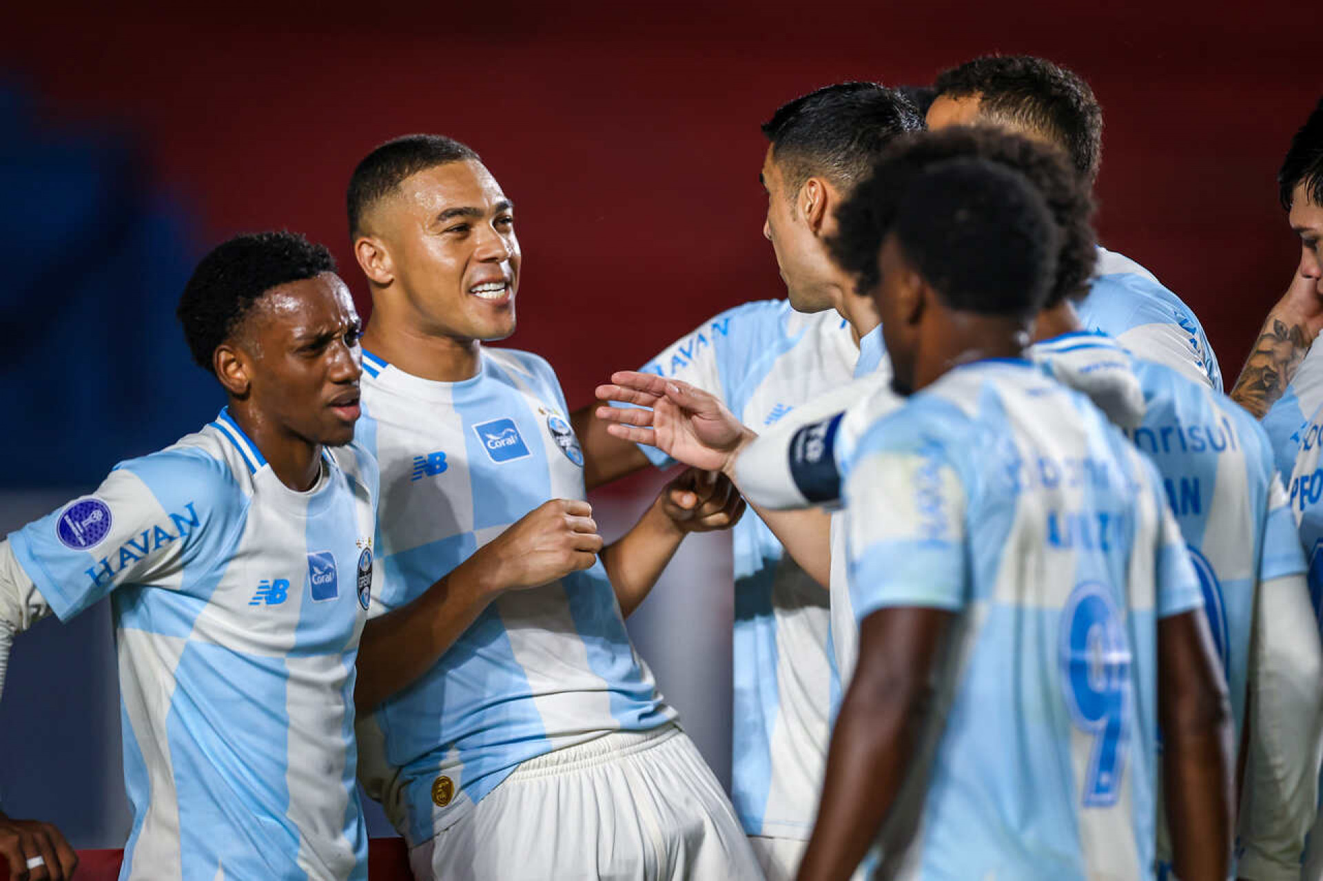 Braithwaite volta a marcar ap&oacute;s les&atilde;o grave e emociona torcida do Gr&ecirc;mio