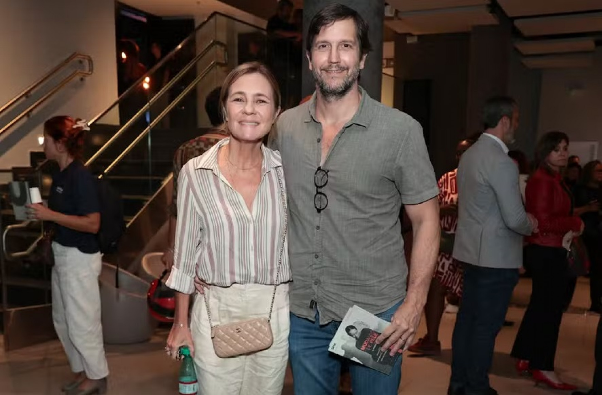 Discretos! Adriana Esteves e Vladimir Brichta fazem rara aparição em teatro carioca