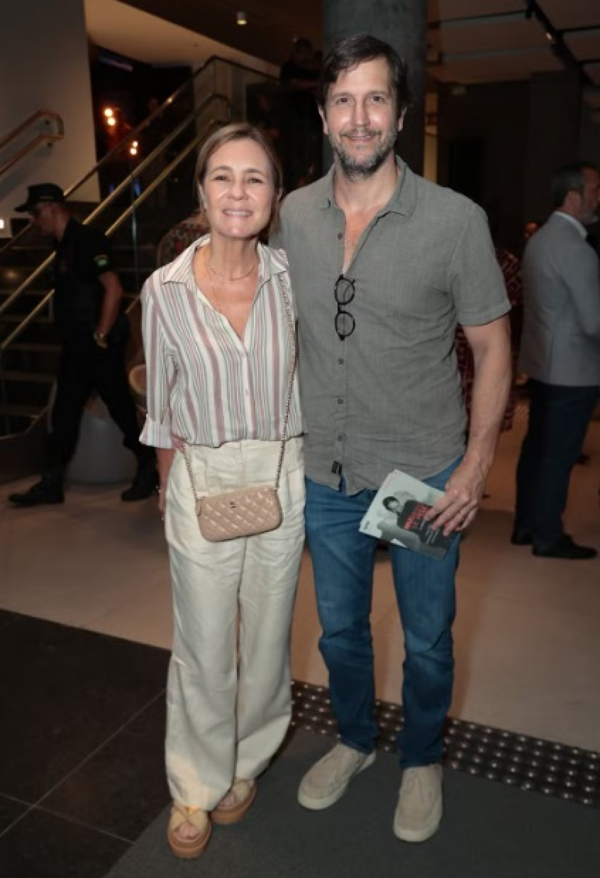 Adriana Esteves e Vladimir Brichta fazem rara aparição em teatro carioca