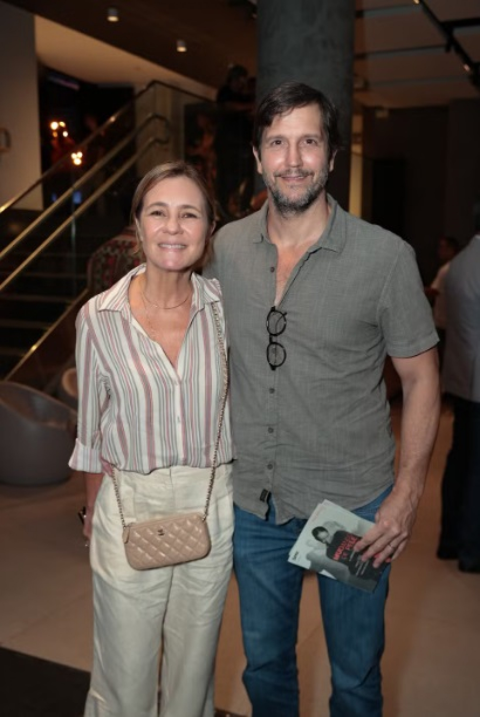 Adriana Esteves e Vladimir Brichta fazem rara aparição em teatro carioca