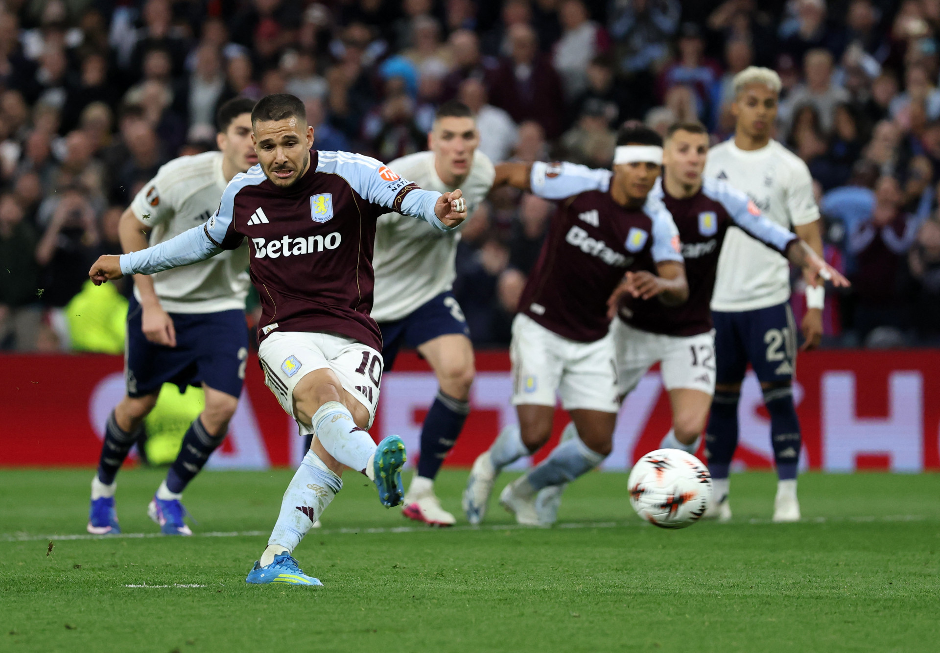 Aston Villa e Freiburg vencem e vão decidir título da Liga Europa