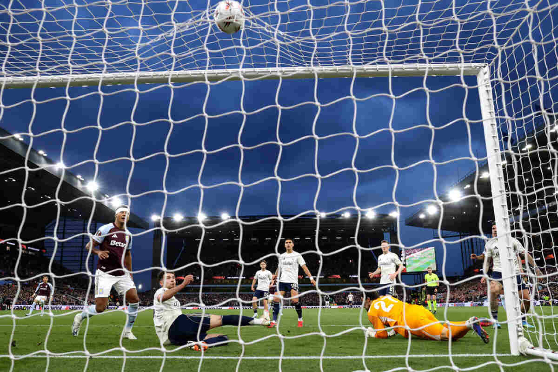 Aston Villa goleia o Forest e est&aacute; na final da Europa League