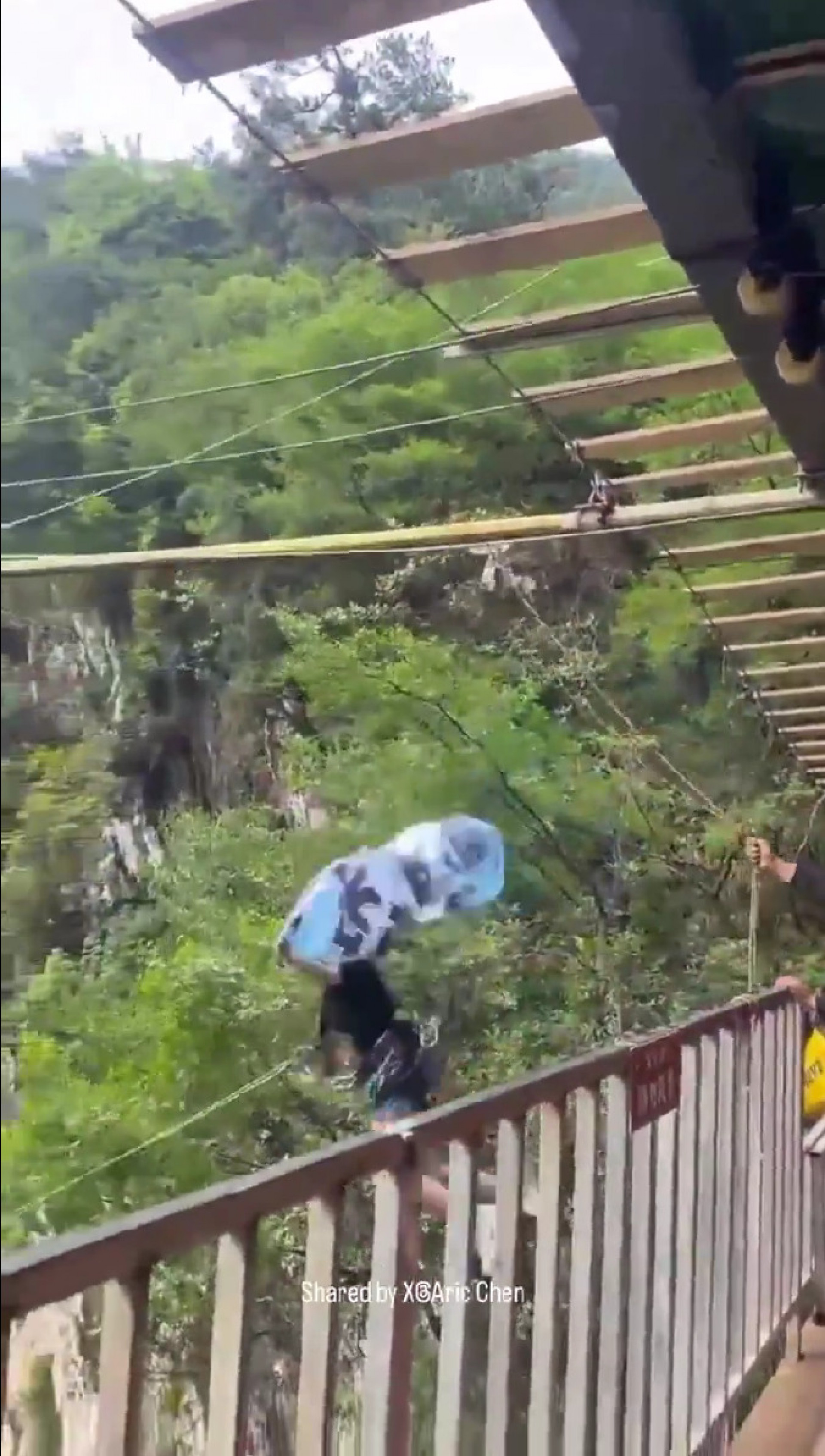 Vídeo: Menina de 16 anos morre ao cair de tirolesa na China