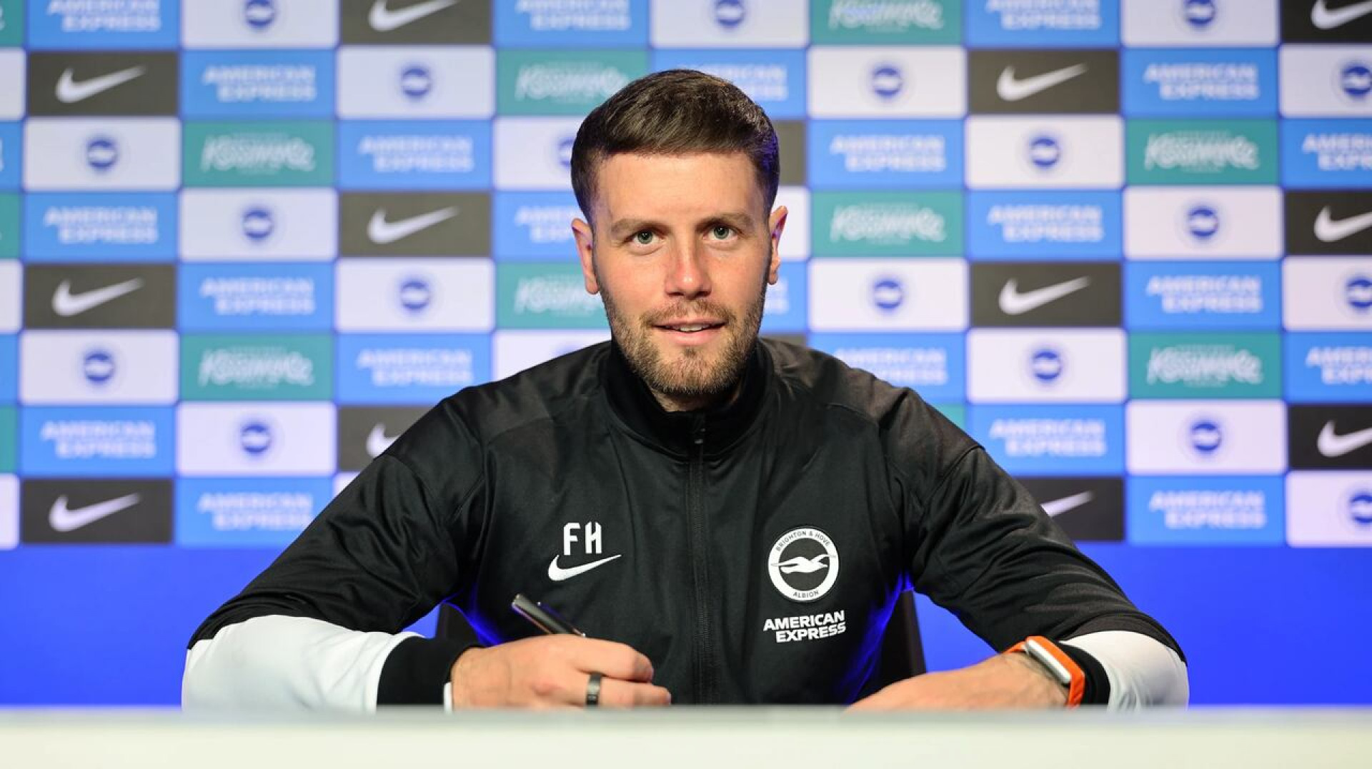 Brighton renova com t&eacute;cnico mais jovem da hist&oacute;ria da Premier League