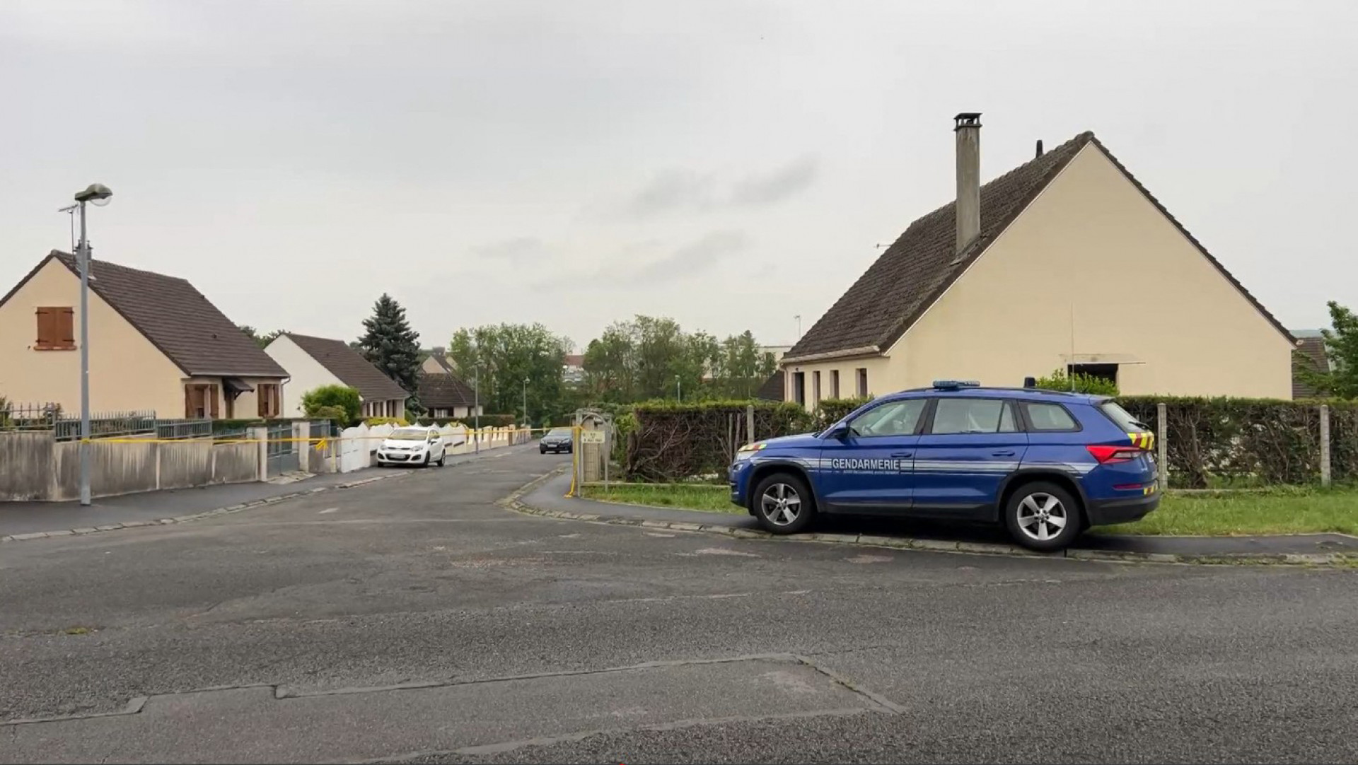 Adolescente é morta a facadas a caminho da escola na França