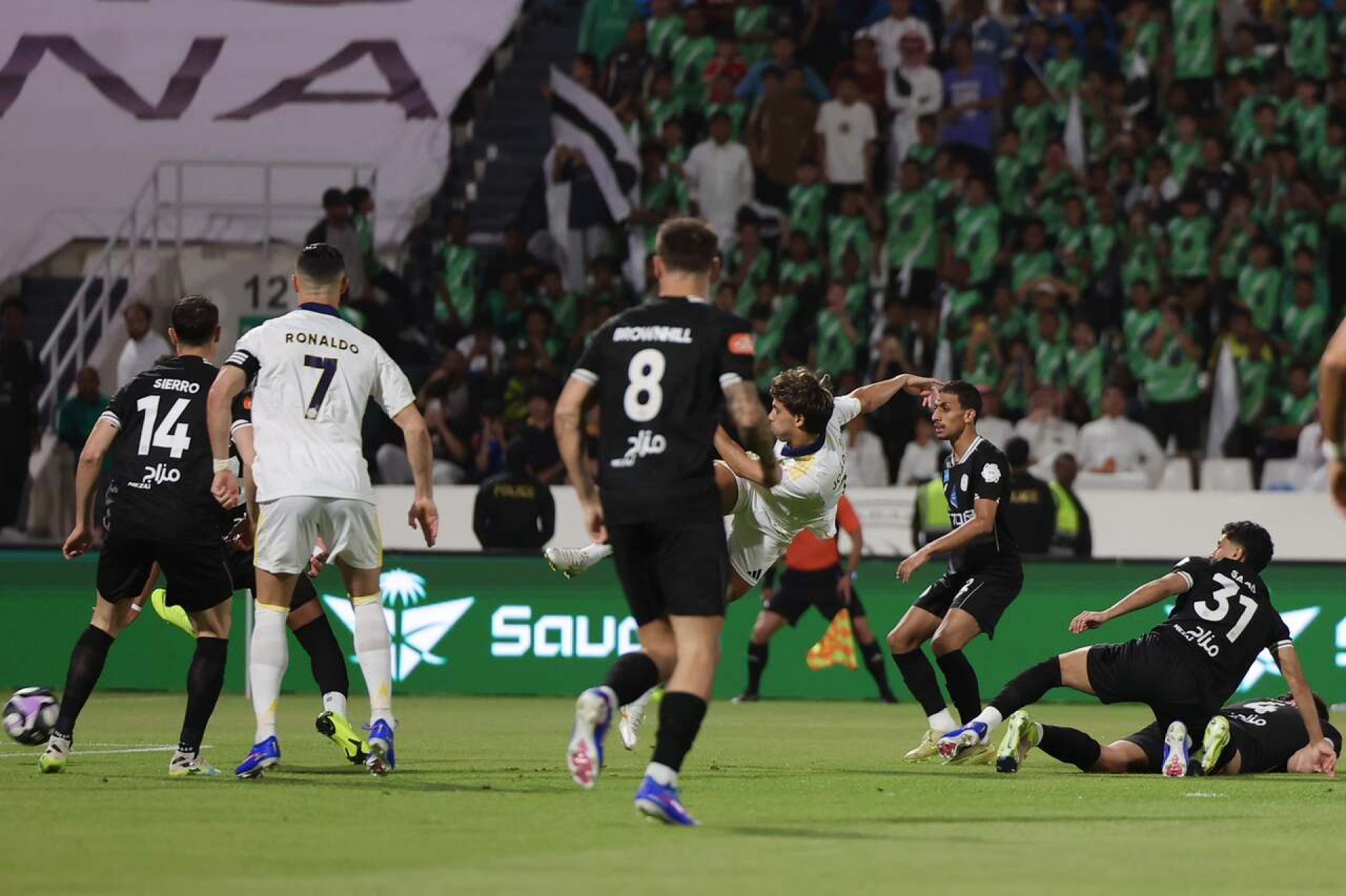 Jo&atilde;o F&eacute;lix anota hat-trick, Cristiano Ronaldo marca, e Al-Nassr dispara na lideran&ccedil;a