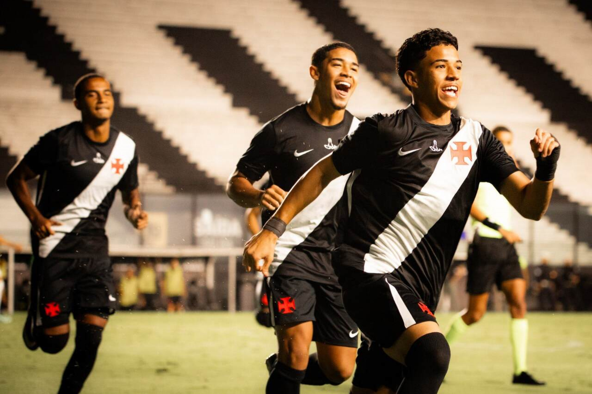 Com um a mais, Vasco vence o Santos pelo Brasileir&atilde;o Sub-20
