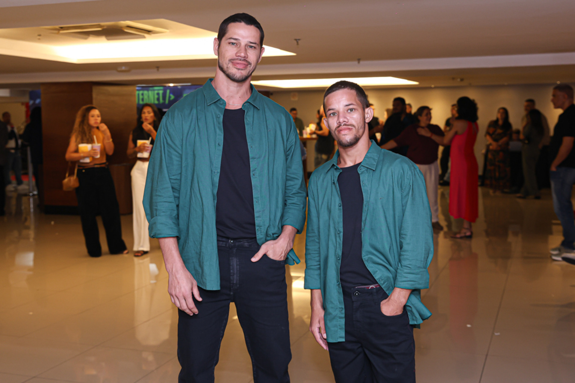 José Loreto leva sósia à pré-estreia de filme no Rio e dupla rouba a cena com looks iguais
