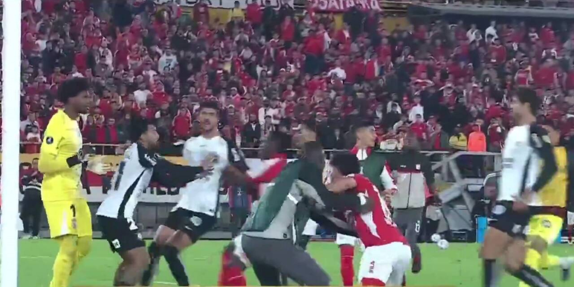 Confus&atilde;o marca empate entre Corinthians e Santa Fe ap&oacute;s apito final