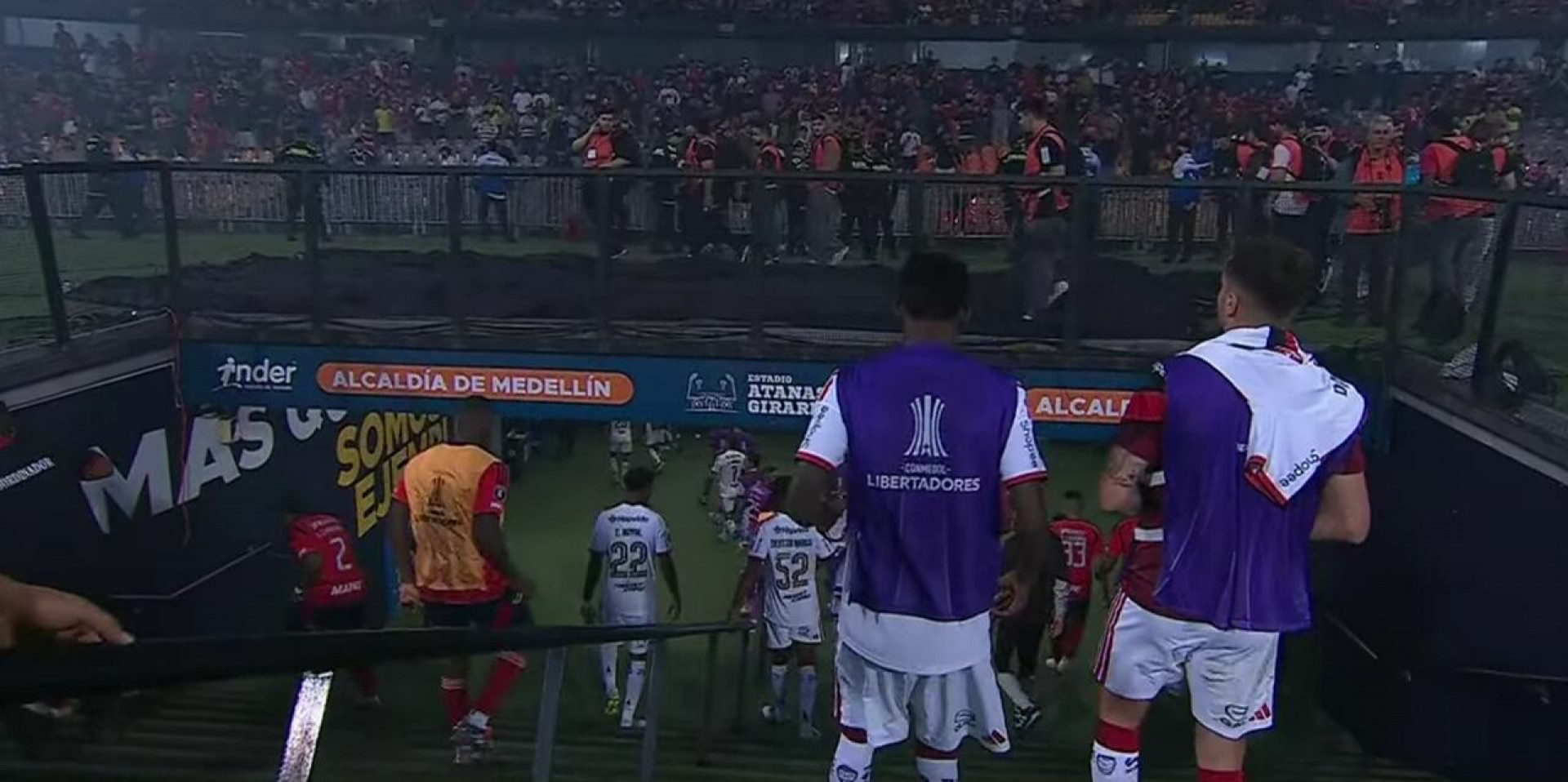 Medell&iacute;n x Flamengo: torcedores invadem gramado e jogo &eacute; paralisado