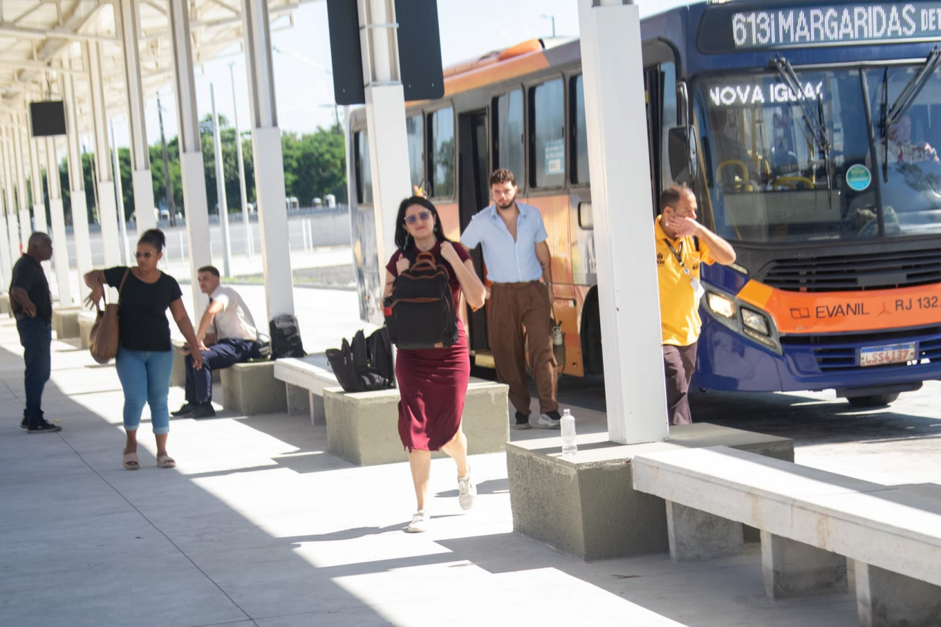 Movimentação no terminal BRT Pedro Fernandes, em Irajá, Zona Norte, nesta sexta-feira (8) - Érica Martin / Agência O Dia