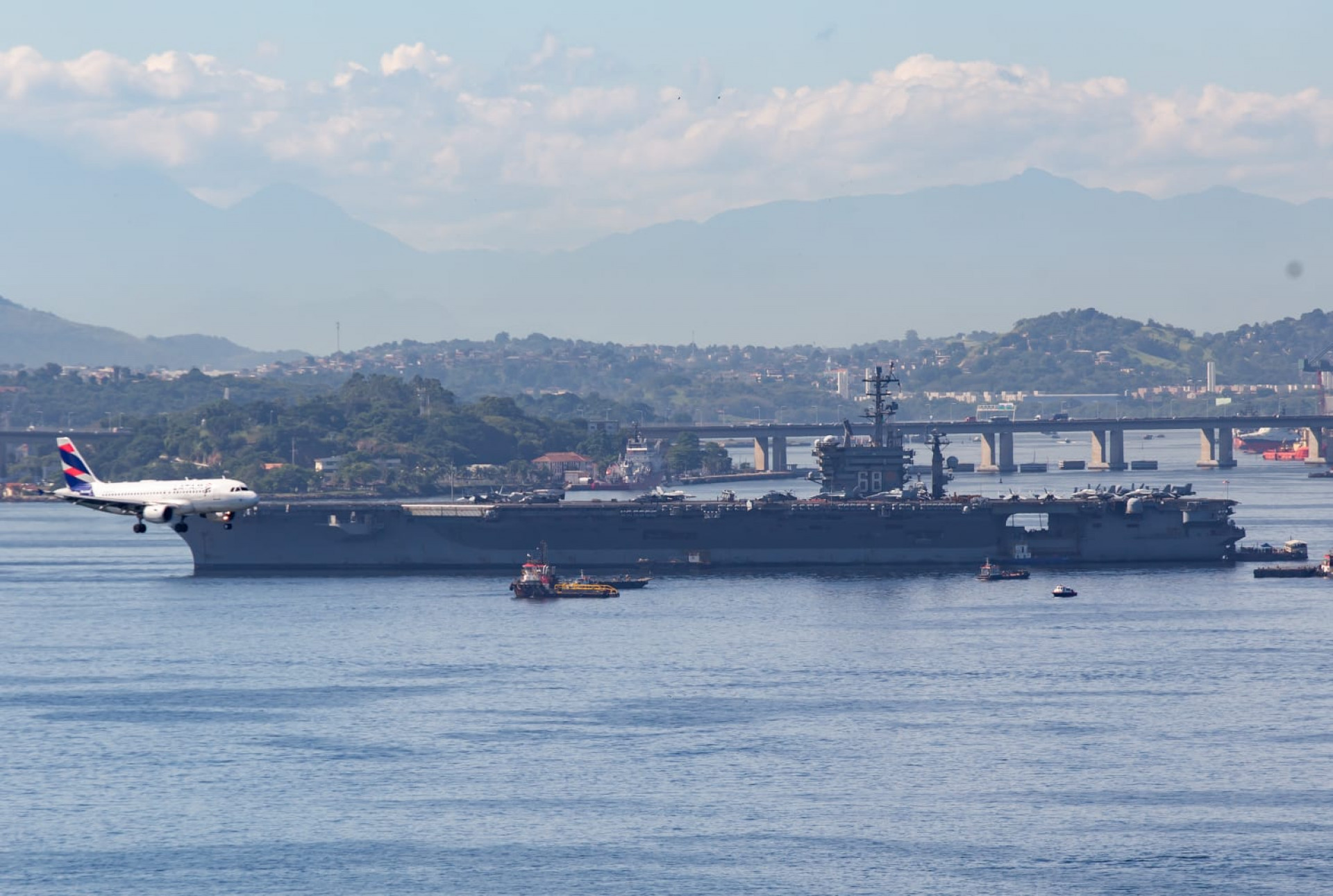 Porta-aviões dos EUA ancora na Baía de Guanabara e chama atenção com quase 330 m de extensão - Érica Martin / Agência O Dia