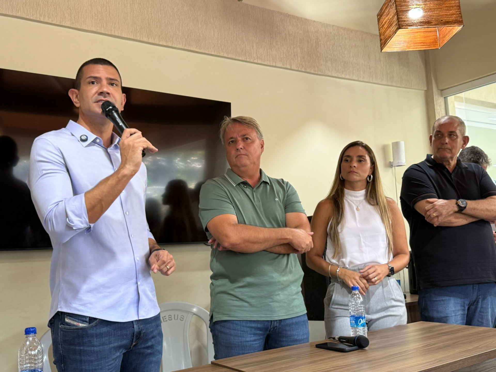 Durante o encontro em B&uacute;zios, Alexandre Martins rebateu as cr&iacute;ticas e defendeu a perman&ecirc;ncia do programa nos munic&iacute;pios da Regi&atilde;o dos Lagos. - Reprodu&ccedil;&atilde;o/ Renata Cristiane