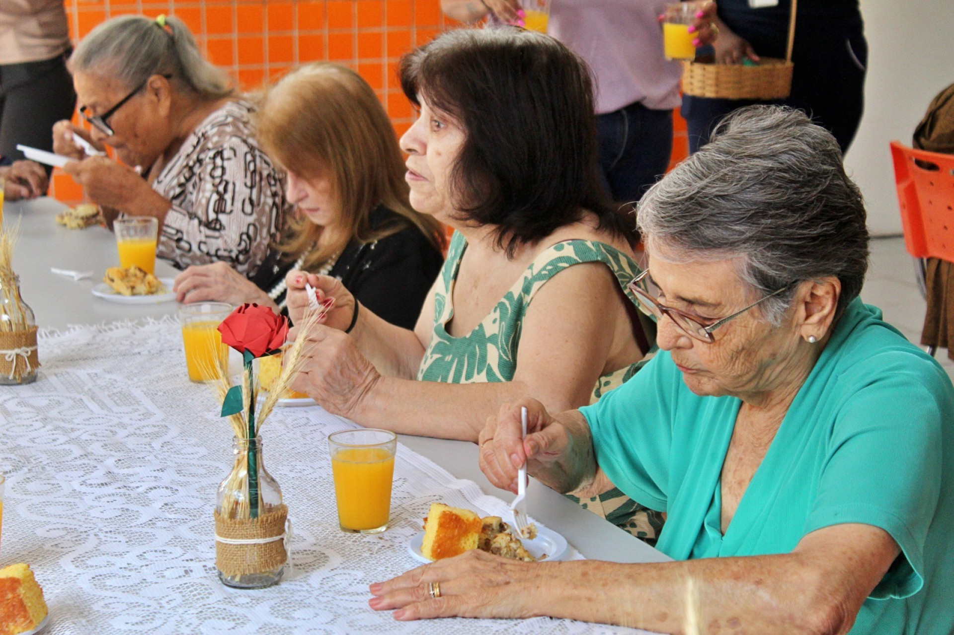 Centro-Dia para Idosos com Alzheimer promove Chá das Mães com atividades de cozinha afetiva