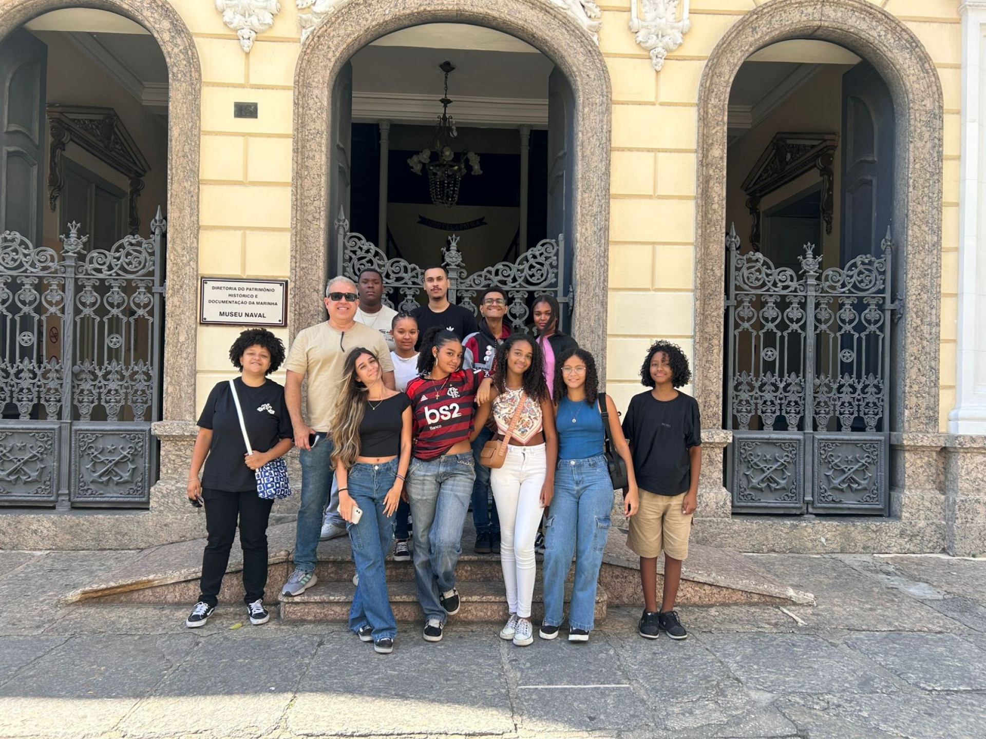 Secretaria da Juventude de Volta Redonda leva jovens do Cras Monte Castelo ao Espaço Cultural da Marinha, no Rio de Janeiro