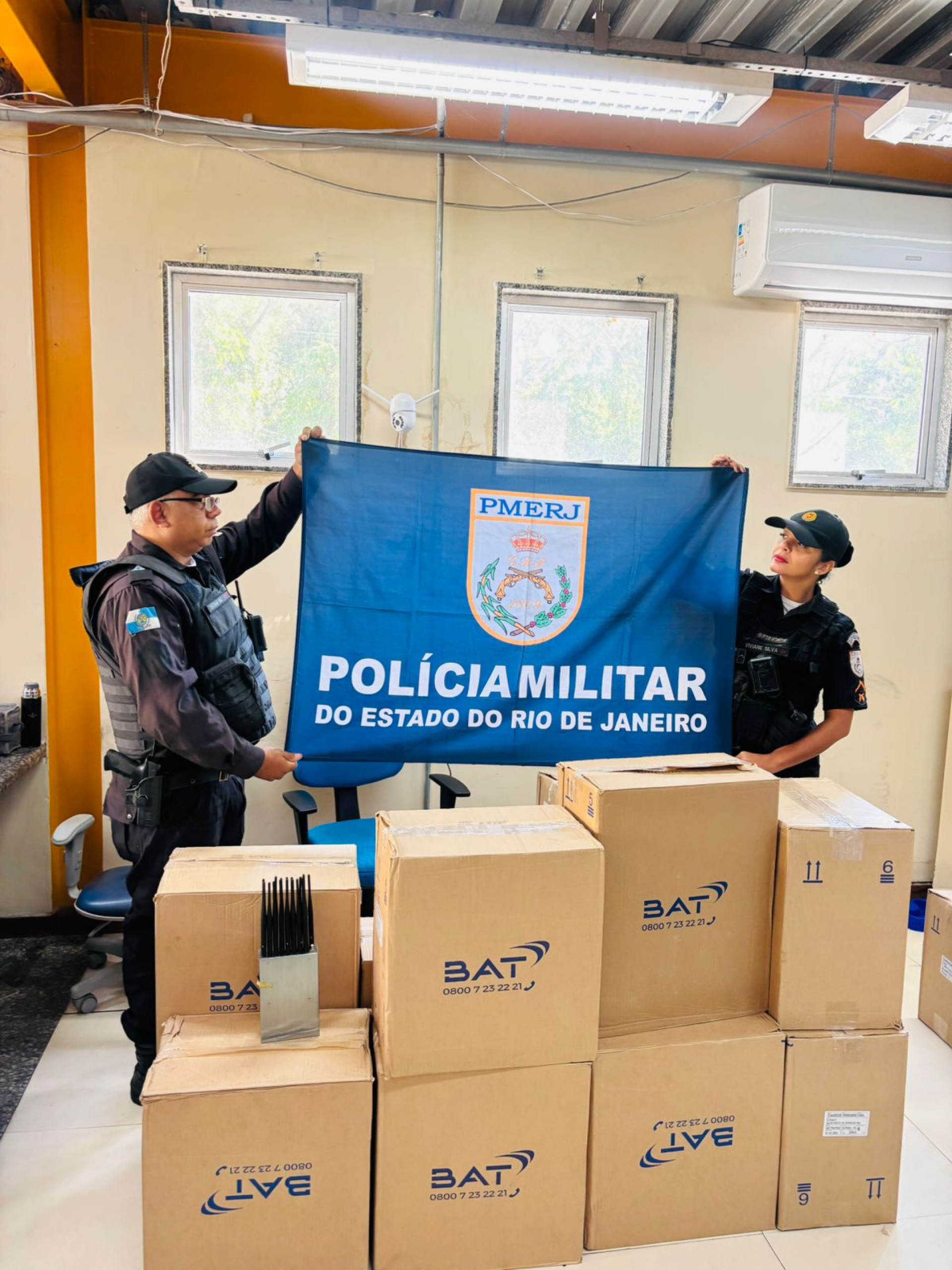 Carga de cigarros é recuperada pela polícia após perseguição na Avenida das Américas