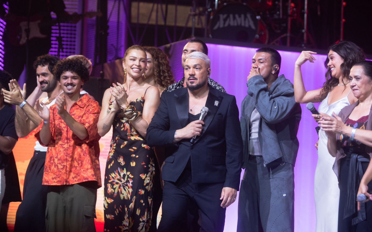 Parte do elenco no show da turn&ecirc; 'Tr&ecirc;s Gra&ccedil;as'