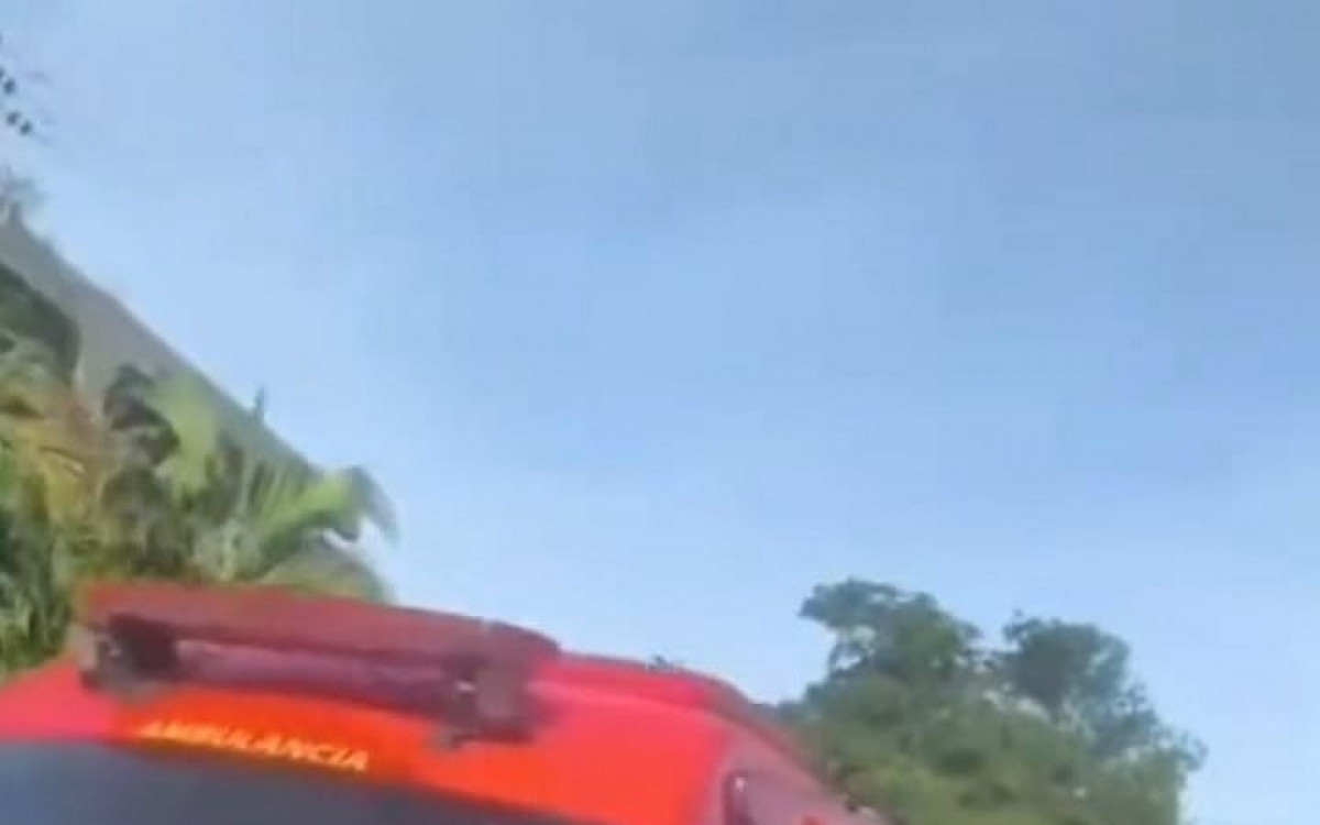 Ambul&acirc;ncias chegando na escola na manh&atilde; desta sexta-feira (8)