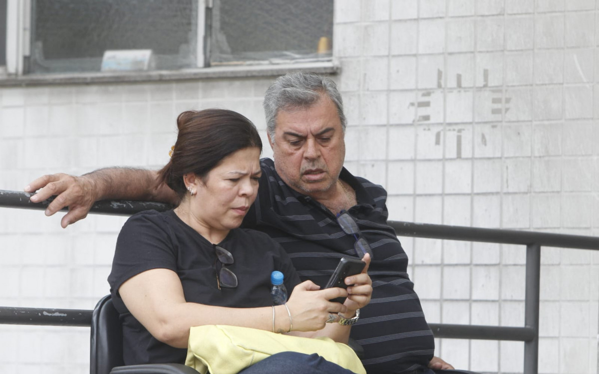Viviane Miranda e o marido José estiveram no IML para liberar o corpo de Fabiano - Reginaldo Pimenta/Agência O DIA