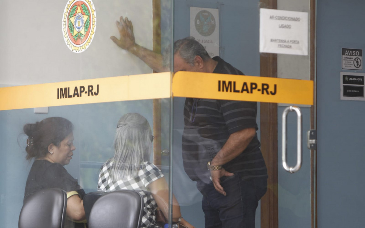 Familiares de Fabiano estiveram no IML para realizar a liberação do corpo - Reginaldo Pimenta/Agência O DIA