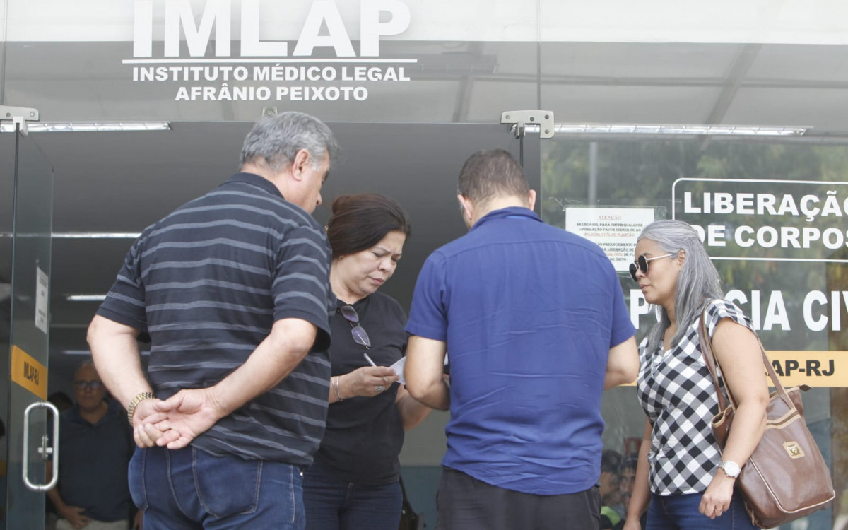 Familiares de Fabiano estiveram no IML para realizar a liberação do corpo - Reginaldo Pimenta/Agência O DIA
