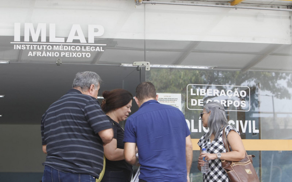 Viúva de Fabiano esteve no IML do Centro para realizar a liberação do corpo - Reginaldo Pimenta/Agência O DIA