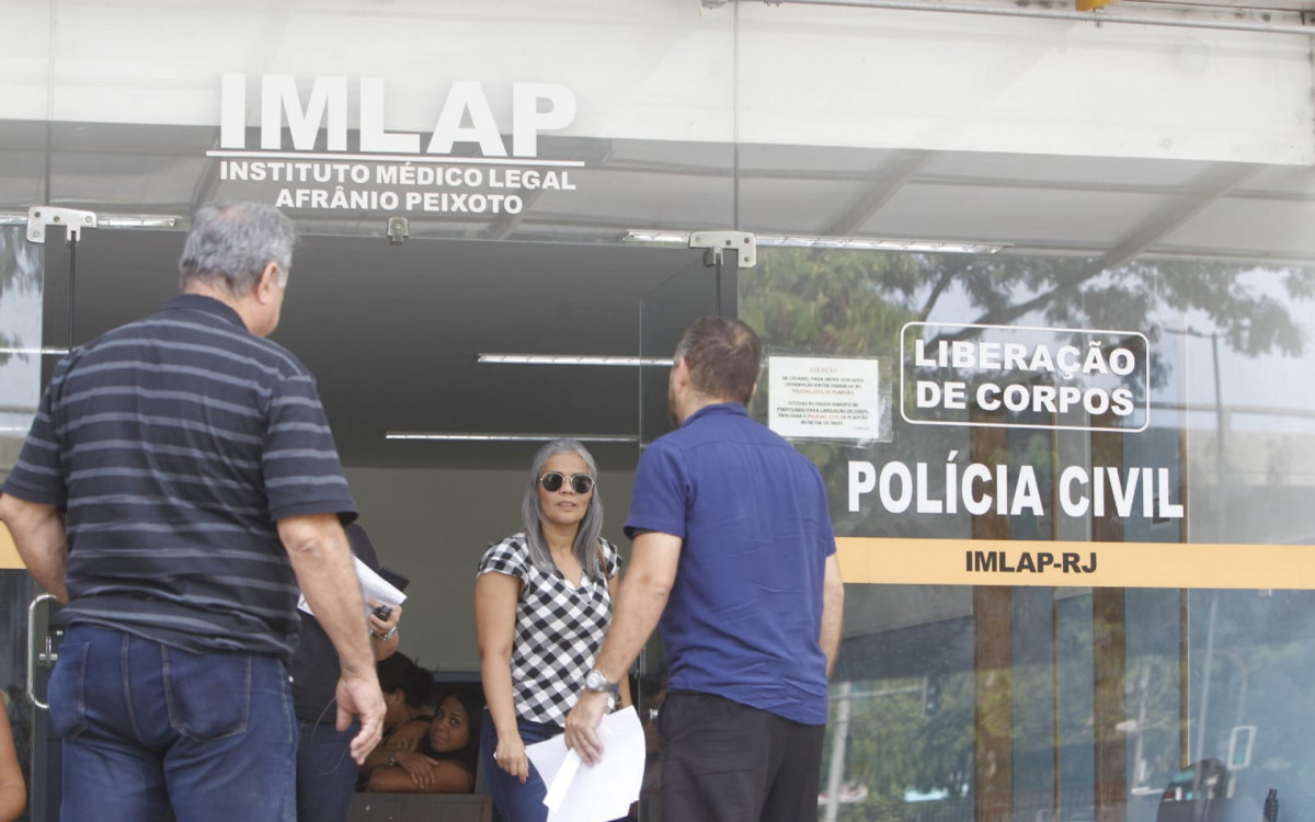 Viúva de Fabiano esteve no IML do Centro para realizar a liberação do corpo - Reginaldo Pimenta/Agência O DIA