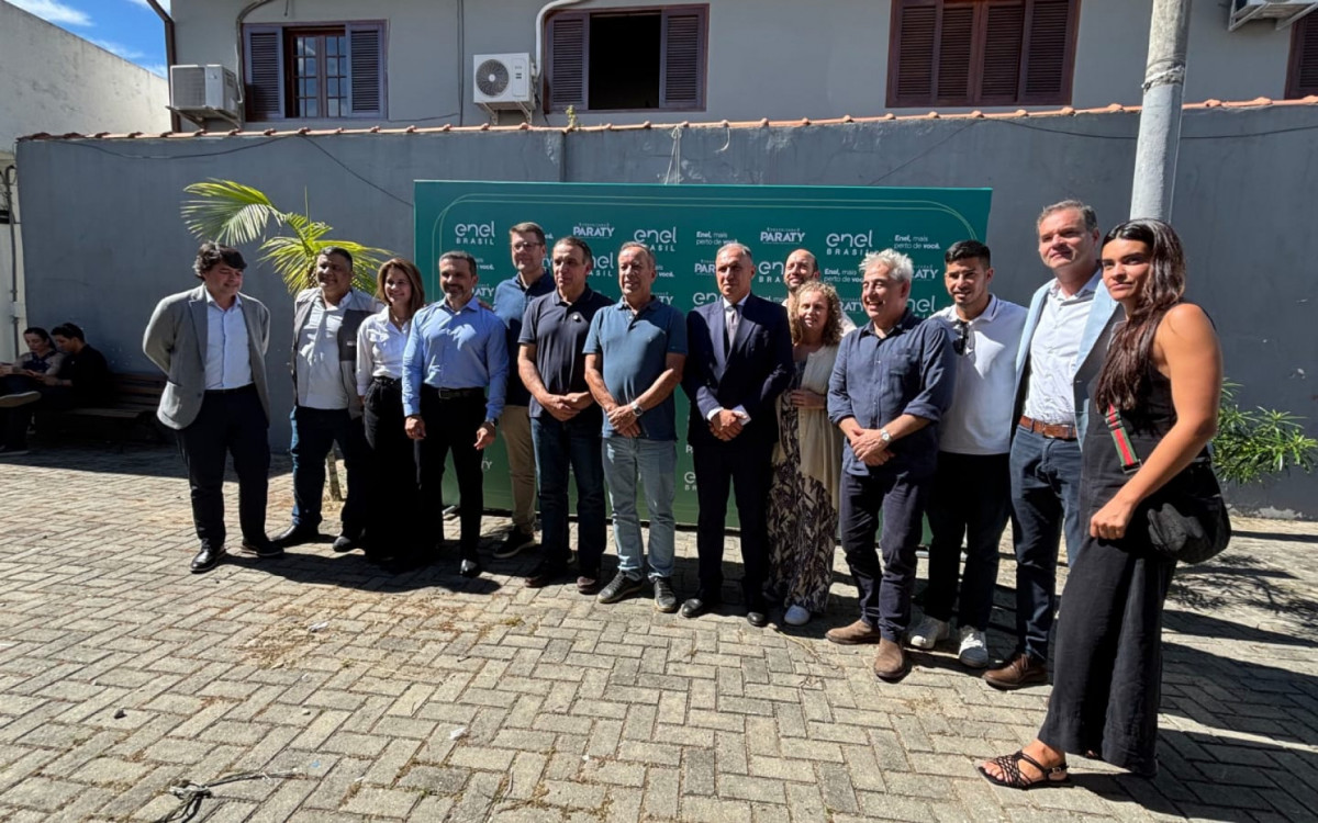 Prefeito de Paraty Zezé Porto (centro) ao lado do presidente da Enel Rio Francesco Moliterni (D) e demais autoridades na inauguração da subestação Mambucaba-Paraty