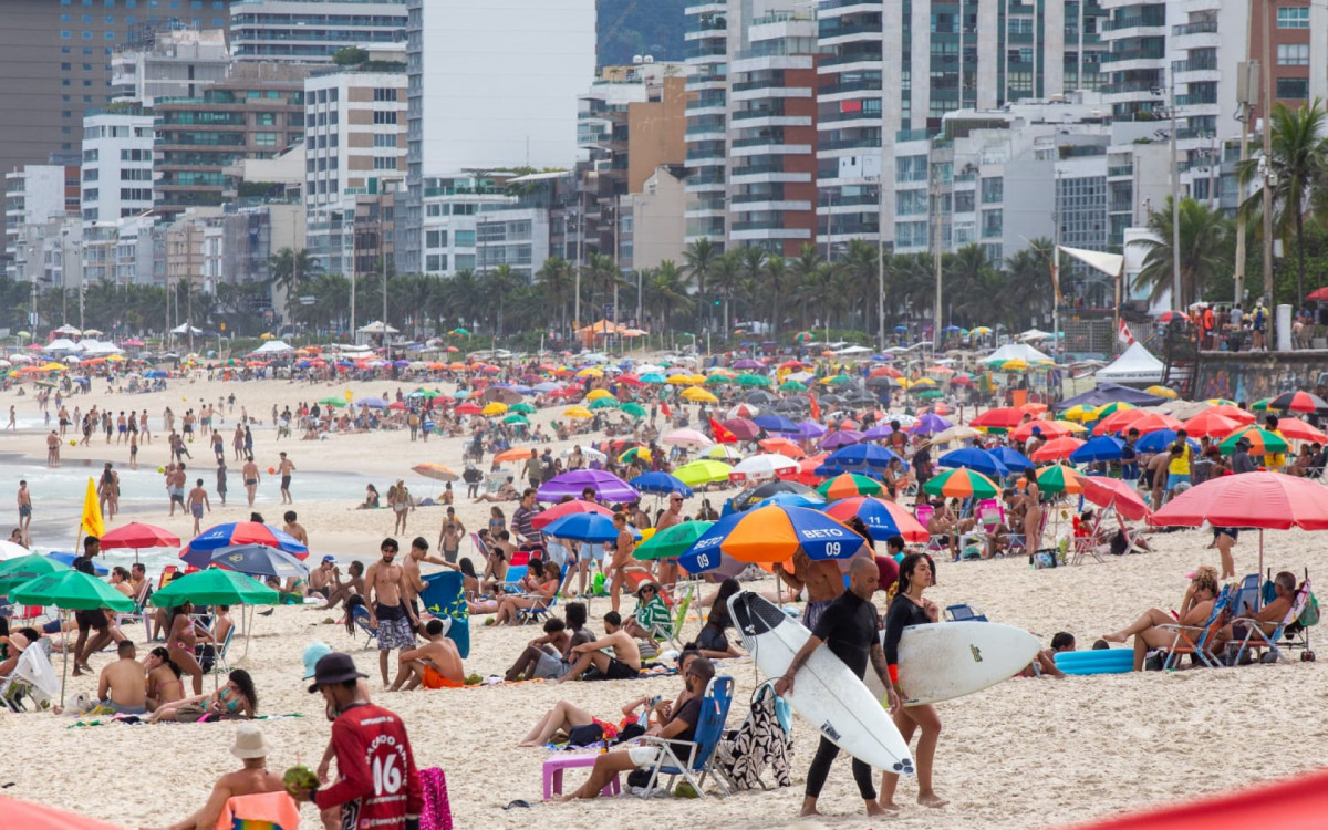 Cariocas aproveitam praia nesta sexta-feira