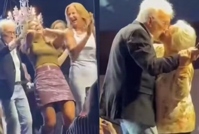 Moacyr Franco causa polêmica ao beijar mulher e puxar cabelo de fã em show