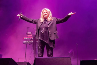 Quem é Bonnie Tyler, cantora britânica colocada em coma induzido após cirurgia de emergência