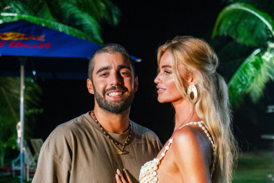 Cíntia Dicker mostra carrão de luxo que ganhou de Pedro Scooby: 'Amo'