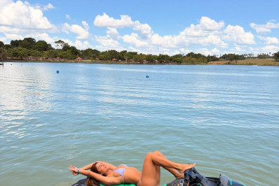 Hariany Almeida posa de jet ski em lago de Goiás e encanta seguidores