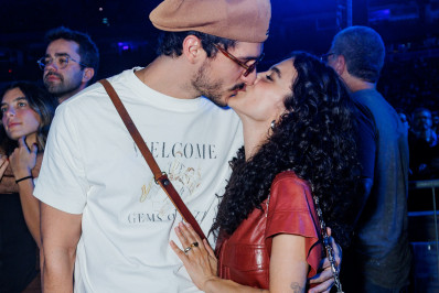 Manu Gavassi beija o noivo em show de Djavan 