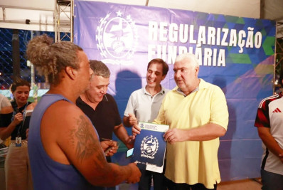 Papel na mão e emoção no rosto: famílias conquistam escritura definitiva em Casimiro
