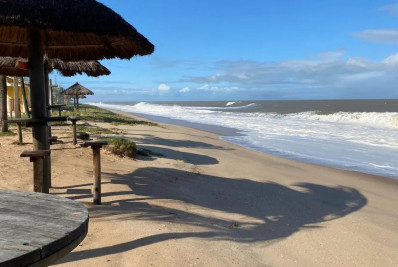 Mar avança sobre casas e assusta moradores em praia de Quissamã