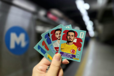 Estações do MetrôRio ganham pontos de troca de figurinhas do álbum da Copa