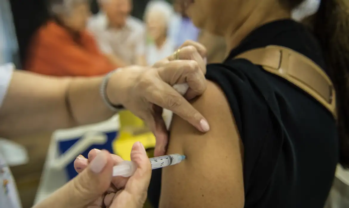 Pacientes recebem água destilada em vez de vacina contra gripe em MG