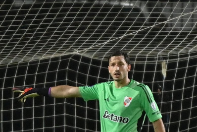 Emprestado pelo Flamengo é improvisado de goleiro no River Plate